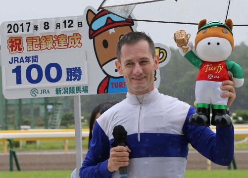新潟1R、2歳未勝利戦をロードトレジャーで制して年間100勝を達成したM・デムーロ騎手